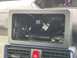 センター上部に機器を収めるスペースが設けられています。現在は機器が装着されていない状態のため、お好みのナビやオーディオを検討される方にもご覧いただきたい部分です。