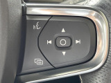 【ステアリングスイッチ】運転中、前方から目線をそらさずにオーディオ等の操作ができるよう、適切に配置されたスイッチ類。安心&快適なドライブを演出してくれる便利な機能です。