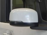 ◆ドアミラーウインカー◆ドアミラーにウインカーを装備しています。対向車に自身の進行方向を合図し安全に運転できます。
