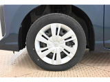 【ホイールカバー】純正なので車に似合うデザインになっていますね。スタッドレスタイヤもご相談下さい。