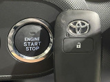 【スマートキー】カバンやポケットに入れたままでもドアの施錠・解錠が可能なスマートキーを装備。エンジンのオン・オフ時もカギを取り出す必要が無いからとっても便利です♪