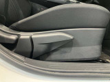 運転席はご自身の適切な運転ポジションへ移動可能なラチェットが付いております。