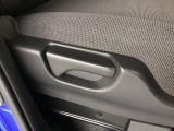 手動のレバーを使って、背もたれの角度を変えることができます。