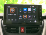 ナビゲーションやラジオ、テレビ、Bluetoothなど多彩なメニューを画面から選択可能。電話や設定もまとめて確認でき、日々の移動に合わせて使い分けられる便利な装備です。