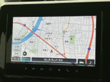 道路や周辺施設を画面上で確認でき、現在地の把握や目的地までのルート確認に役立ちます。地図の縮尺表示やメニューも備わり、初めての場所へのお出かけもスムーズに計画できます。
