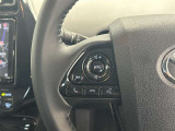 運転中、オーディオの操作をしてて、ハッとしたことはありませんか?ステアリングスイッチは、運転中でもハンドルでオーディオの操作が可能です。安全なドライブをサポートします。