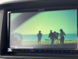 画面で映像を楽しめるオーディオ機器を装備。停車中の待ち時間にはテレビや映像を視聴でき、車内で過ごす時間をより快適にしてくれる便利な装備です。