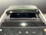 ルーフ開放時は後席への巻き込み風を防ぐ、衝立がせりだし車内環境を変えることなく開放感を得られます。