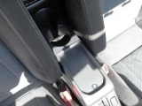 運転席と助手席との間にセンターコンソールボックスが装備されています。コンソールボックスの天板は、トレイになっておりスマホや小物などを置いておけます。