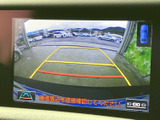 後方の映像とガイドラインを画面で確認でき、駐車時の周囲確認をサポートします。車庫入れや狭い場所での駐車など、日常のさまざまな場面で役立つ便利な装備です。