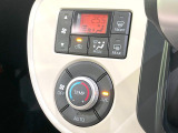 【オートエアコン】一度お好みの温度に設定すれば、車内の温度を検知し風量や温度を自動で調整。暑い&hellip;寒い&hellip;と何度もスイッチ操作をする必要はありません。快適な車内空間には必須の機能ですね♪