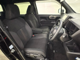 座面も厚みがあり背もたれも高く、広い足元にゆったり座れるシートです。運転席と助手席の間が空いている為、助手席側への移動がスムーズです。交通量の多い道でも助手席側から乗り降りができます。