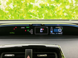 速度やシフト位置などの情報が運転席前方にまとめて表示され、運転中も確認しやすい配置です。必要な情報をひと目で把握しやすく、日常の運転を支える見やすいメーター廻りです。
