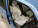 程よい硬さとホールド性が高いシートで長時間運転も快適です。