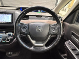 ハンドルにHondaセンシング系のクルーズコントロールやレーンキープアシストなどのスイッチと、オーディオの操作スイッチが装備されています。ハンドルから手を離さず安全に操作できます。