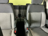 車外に出なくても運転席から3列目シートまで移動が可能です。子育てや荷物が多いときなど利便性が高いです
