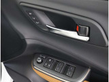 電動パワーシートです。 高級車によく付いてますね。 ポジションを細かく調整、出来るので長時間の運転もリラックスして出来ちゃいますね。