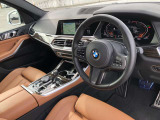 BMW 伝統のコックピットはドライバー志向で設計され、人間工学を駆使し、細部に到るまで設計されたコックピットを実現しました。