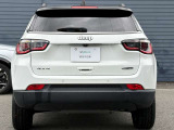 JEEPエンブレムが輝く後姿は見とれてしまうほど魅力的!