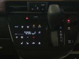 扱いやすいシフトレバーとなっております♪近くには操作しやすいタッチパネル式のAUTOエアコンが付いており、自分好みの温度に設定しておくと、自動で温度や風量調節をしてくれるので快適です♪