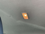 明るい色の天井は車内を広々と感じさせます。