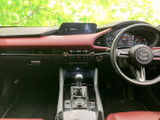 運転席からメーターや前方を見渡しやすく、赤系のシートが落ち着いた空間を演出します。前席に座る方もゆったり過ごせる、まとまりのある室内です。