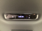 後部座席にもエアコンの吹き出し口があるので車内全体を快適に過ごすことができます。