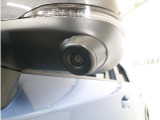 助手席側で見えにくい左前方の映像を、車内のマルチファンクションディスプレイに映し出します。前方への駐車や左寄せ、狭い道でのすれ違いなど、さまざまなシーンで安心して運転できる便利な機能です。