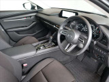 厚手のフロントシートです。少し硬めでサポート性や座り心地も良好です。また、CX-5は、ドライバーとハンドル・ペダル類が正対するようにドライバーシートが配置されています。正しい操作には重要です★☆★☆