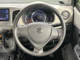 インテリアに合わせたデザインのステアリングは、運転される方のことも考え、運転しやすい形状、大きさです。是非一度、実際に触ってお確かめください。