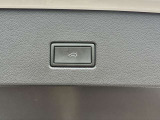 電動バックドアを装備。両手がふさがっていても、バンパー下に足を入れるだけでオープンできます