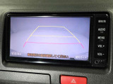 バックモニター装着車は後退時の強い味方です♪車庫入れや縦列駐車の際、後退操作の参考になるガイドラインをナビ画面に表示します。