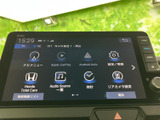 ナビやオーディオ、スマートフォン連携など、日常に便利なメニューを見やすく表示。目的に合わせて選びやすく、車内での情報確認や音楽再生を快適にサポートします。