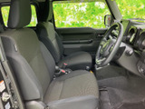 前席は座面と背もたれにゆとりを感じる形状で、運転席まわりの視界も開けています。落ち着いた色合いのシートとすっきりした足元で、日常の移動も快適に過ごせる空間です。乗り降りの際も扱いやすい印象です。