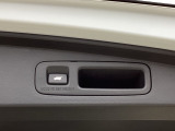 ハンズフリーアクセスパワーテールゲート(予約クローズ機能付き)予約ボタンを押していればスマートキーを持って車から離れると開閉ボタン操作をしなくてもテールーゲートドアが閉まります