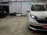 当店では専任のメカニックが大切なお客様のお車を一台一台丁寧に整備いたします。自社認証工場にてリフトアップし下回りまでキッチリ検査いたします。