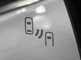 【ブラインドスポットモニター】走行中、ドアミラーの死角になりやすい箇所に後続車が接近するとサイドミラーのレンズに警告を表示!ドライバーに注意喚起をしてくれます。