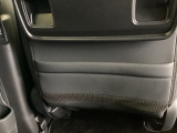 【シートバックポケット】すぐ手に取りたいアイテムをスマートにしまっておけます。限られた空間を有効に活用でき、長距離のドライブでも車内を清潔感のある落ち着いた状態に保ってくれる実用的な機能です。