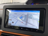 地図表示では周辺道路や現在地を確認でき、目的地までの道順を把握する際に便利です。画面内の案内情報も見やすく、初めての場所への移動を心強く支えます。