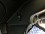 【ショッピングフック】買い物袋などを引っ掛けるためのショッピングフックが付いています。