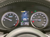 左右のメーターと中央の表示部に、速度や車両情報がまとめられ、運転中も必要な情報を確認しやすい構成です。視線の移動を抑えながら、状況を把握しやすいのが魅力です。