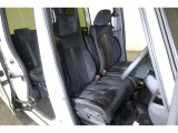 フロントシートはベンチシートタイプ♪ センターには格納式アームレストも付いています!!室内空間は広々で移動も楽々です♪狭い駐車空間など助手席ドアから出たい時にも大変便利ですよ♪