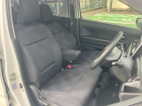 運転席もゆったり座ることができますよ☆