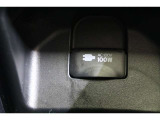 コンソールボックス内には【100V・100W電源】が装備されています。シェイバーの充電なども出来ますし、車内にあると便利なアイテムのひとつですね。