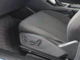 助手席にも電動パワーシートを搭載しており、長時間のドライブでのポジションチェンジも自在に行うことができます。