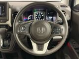 ハンドルにHondaセンシング系のクルーズコントロールやレーンキープアシストなどのスイッチと、オーディオの操作スイッチが装備されています。ハンドルから手を離さず安全に操作できます。