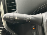 運転席から手の届きやすい位置にあり、表示されたマークを確認しながら扱えます。雨天時など視界への注意が必要な場面でも操作箇所を見つけやすく、日常の運転を支えます。