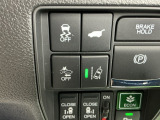テールゲートが電動で開閉でき、荷物などで両手がふさがっているときなど便利に使えます