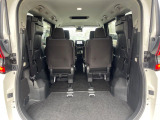 普段のお買い物や通勤、送迎等に十分な荷室スペースを確保しております。サードシートを上げると、大きな荷物の積載も可能です♪