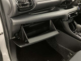 何かと便利なグローブボックス。メンテナンスノートや車検証、ちょっとしたメモと筆記用具等を入れておくとあればもしもの時にも便利ですね。